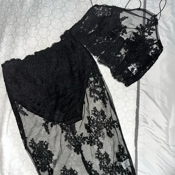 Fashion Nova Two piece black lace outfit - Picture 2 of 5